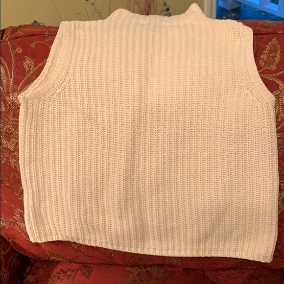 Cute crop sleeveless sweater - Picture 3 of 3